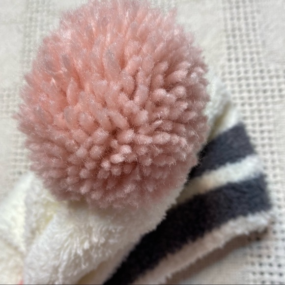 White fuzzy polyester beanie - Picture 4 of 4